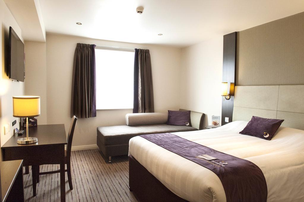Premier Inn Fleet Eksteriør bilde