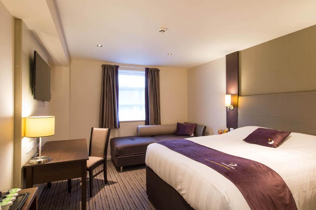 Premier Inn Fleet Eksteriør bilde