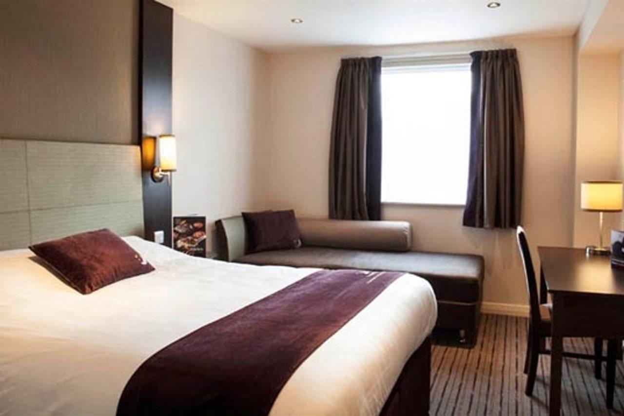 Premier Inn Fleet Eksteriør bilde